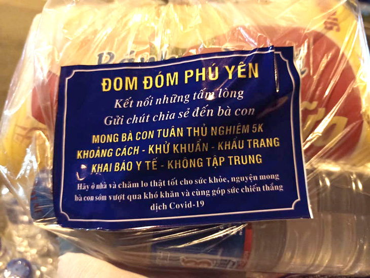 Trong đêm tặng cơm, nước và gởi thông điệp 5K cho người chạy xe máy về quê - Ảnh 3.