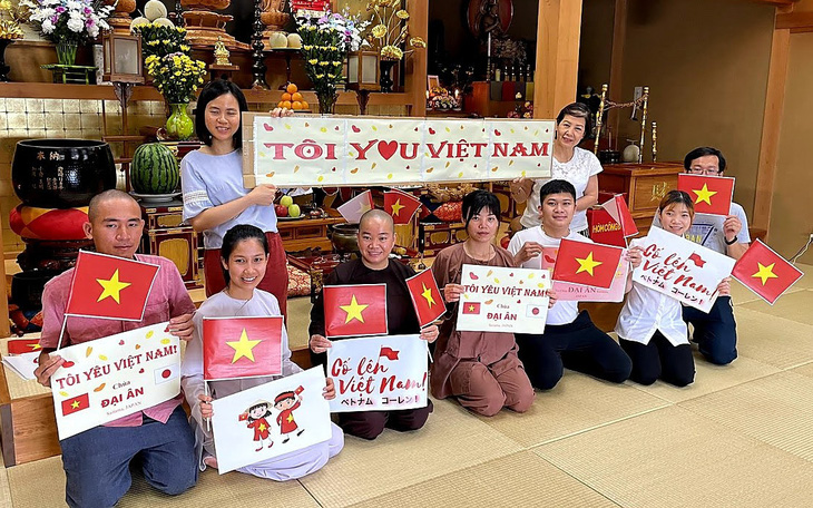 Người Việt tại Nhật gửi thực phẩm, lời chúc yêu thương đến đoàn thể thao Việt Nam