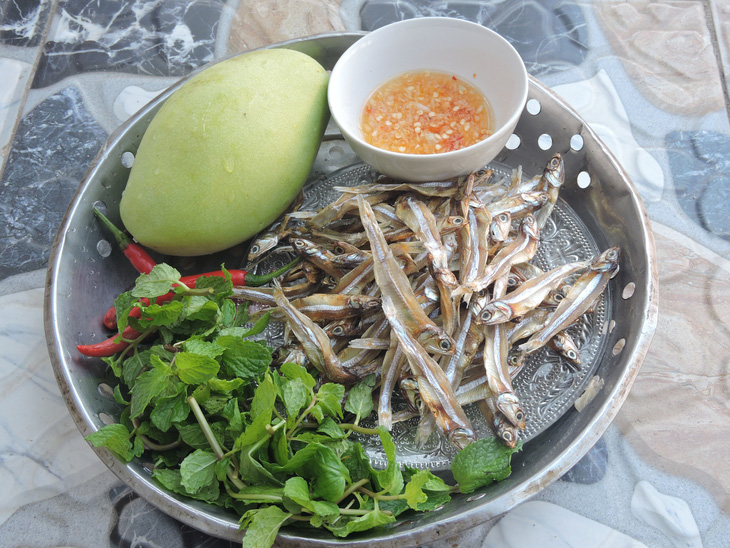 Ngày giãn cách, cá cơm khô đắc dụng: Kho mặn, nướng và làm gỏi xoài xanh - Ảnh 4.