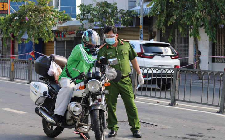 TP.HCM: Cảnh báo làm giả thẻ có logo và con dấu của Grab để đi đường