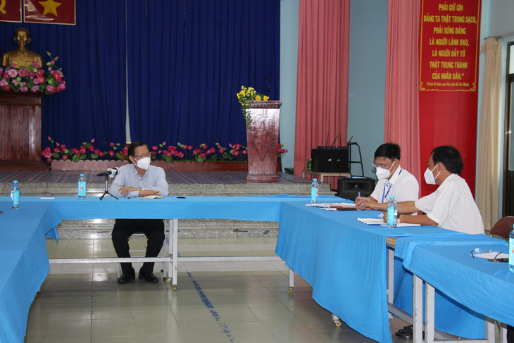 Phó bí thư thường trực Thành ủy TP.HCM Phan Văn Mãi kiểm tra khu phong tỏa tại quận 8 - Ảnh 1.