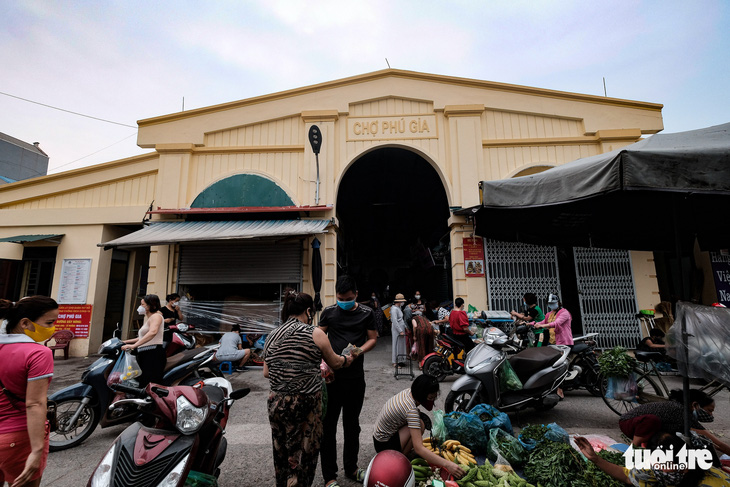 Dùng phiếu, người Hà Nội thay đổi thói quen để đi chợ theo giờ - Ảnh 2.