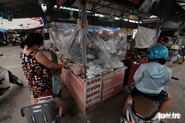Dùng phiếu, người Hà Nội thay đổi thói quen để đi chợ theo giờ - Ảnh 1.