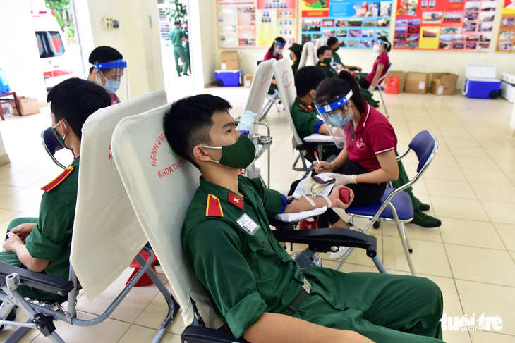Hàng trăm quân nhân ứng cứu ngân hàng máu Bệnh viện Quân y 175 - Ảnh 1.