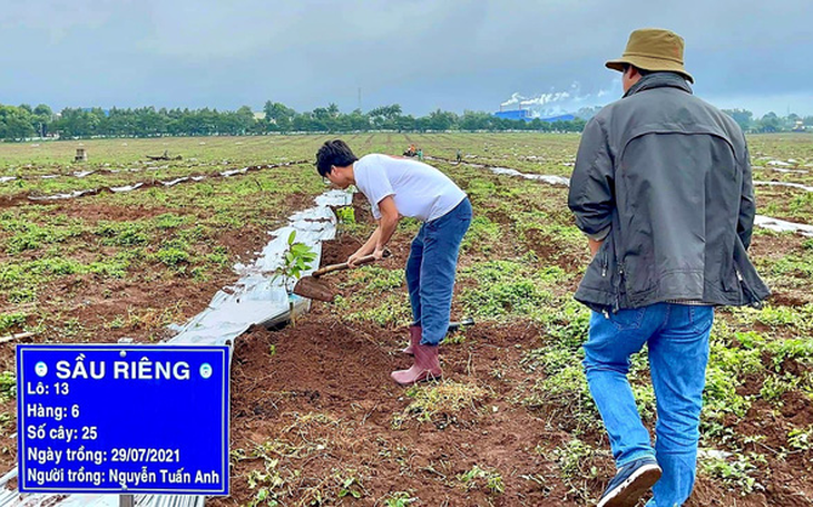 Công Phượng đi... trồng sầu riêng cùng “bầu” Đức - Ảnh 3.