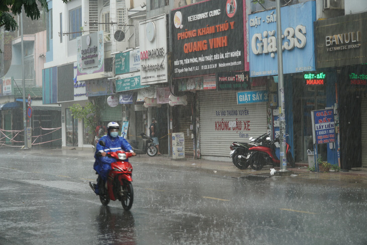 Hôm nay, TP.HCM đề phòng mưa dông sớm - Ảnh 1.
