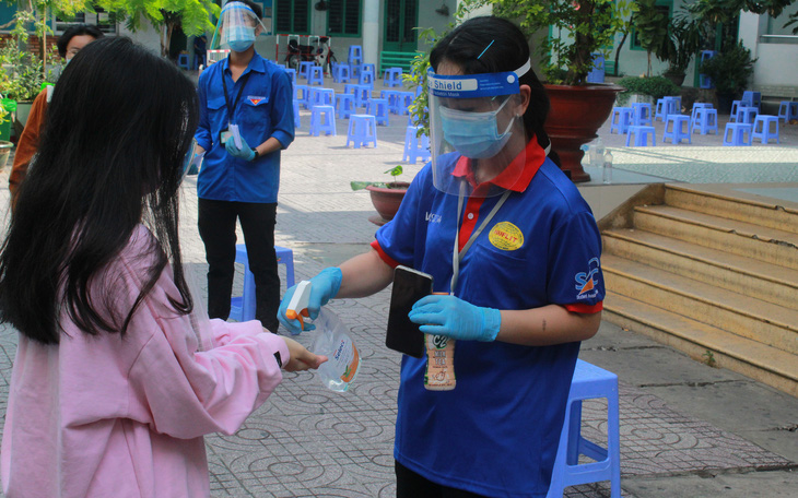 Áo xanh tình nguyện hỗ trợ lấy mẫu xét nghiệm COVID-19 cho thí sinh