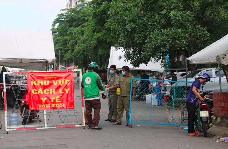 Quận Bình Tân phong tỏa 3 khu phố phường An Lạc thêm 7 ngày - Ảnh 1.