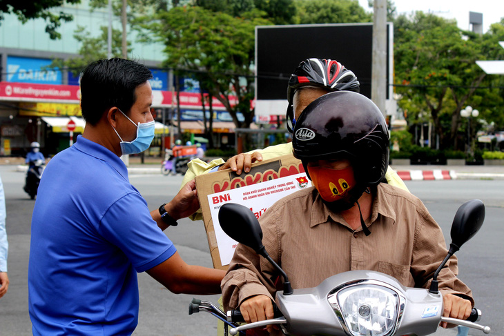 Phần quà yêu thương cho bệnh nhân chạy thận và người khuyết tật - Ảnh 1.