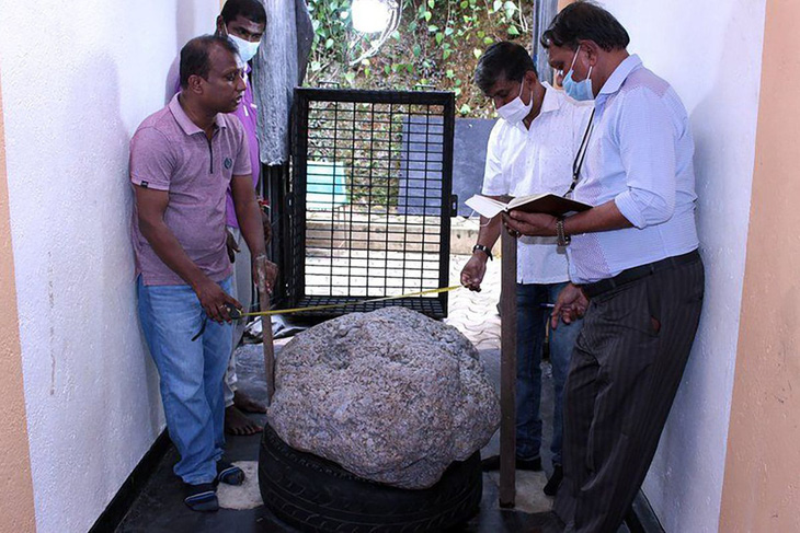 Tình cờ phát hiện đá quý 500 kg trong sân nhà - Ảnh 1.
