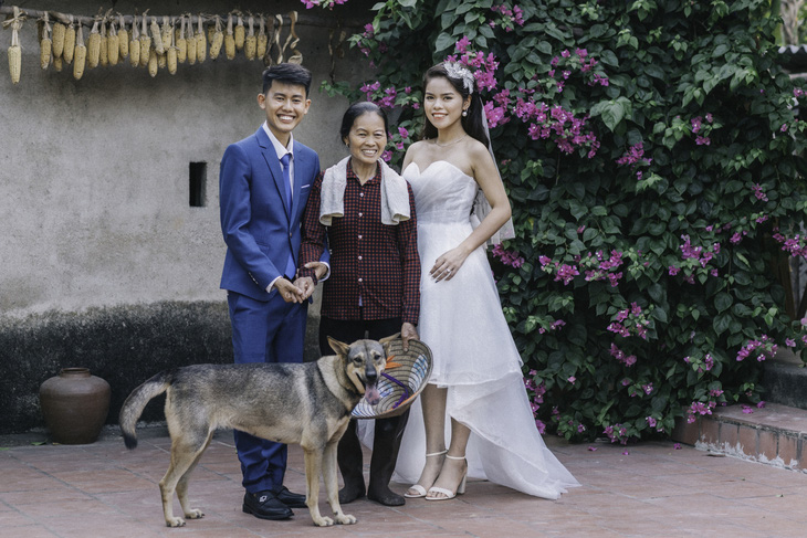 Cặp đôi Ẩm thực mẹ làm gây sốt khi chụp ảnh cưới tại nhà - Ảnh 1.