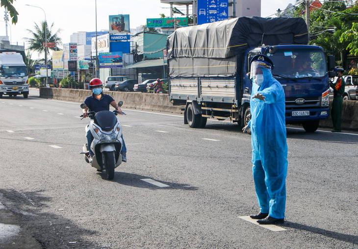 TP.HCM: Các chốt kiểm soát chống dịch thông thoáng hơn - Ảnh 4.