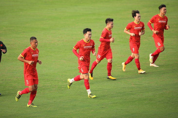 7 thành viên Hoàng Anh Gia Lai hành quân ra Hà Nội chuẩn bị vòng loại thứ 3 World Cup 2022 - Ảnh 2.