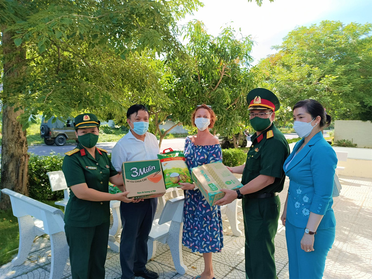 100 công dân Nga được hỗ trợ lương thực giữa lúc TP Nha Trang giãn cách xã hội - Ảnh 1.