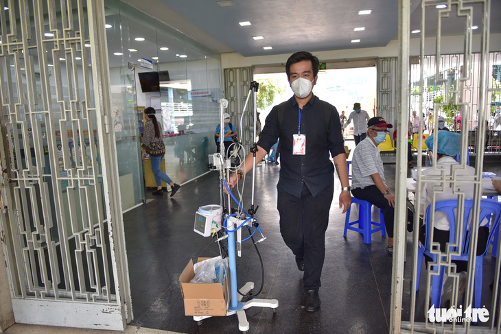 Trao thiết bị y tế hỗ trợ chống dịch cho các bệnh viện - Ảnh 9.
