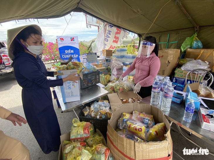 Phong bì 500.000 đồng và cửa hàng ‘0 đồng’ tiếp sức người từ Nam về quê - Ảnh 4.