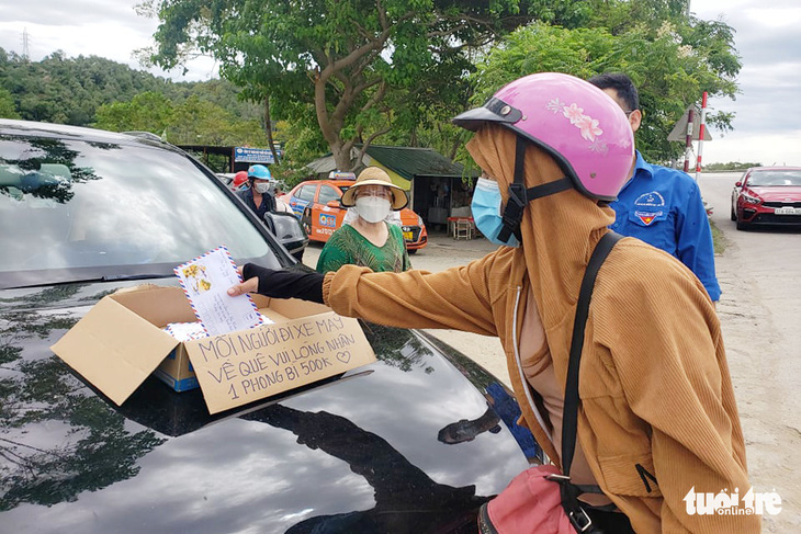 Phong bì 500.000 đồng và cửa hàng ‘0 đồng’ tiếp sức người từ Nam về quê - Ảnh 3.