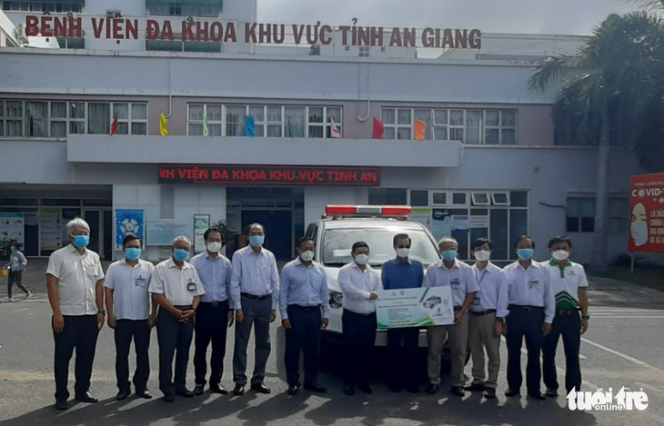 Angimex tặng xe cứu thương, máy thở cho Bệnh viện Đa khoa khu vực Châu Đốc - Ảnh 1.