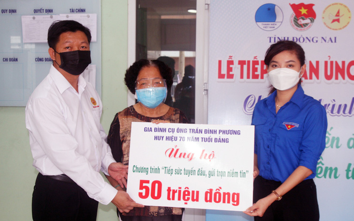 Gia đình cận vệ Bác Hồ ủng hộ 50 triệu tiền phúng điếu tiếp sức tuyến đầu chống dịch