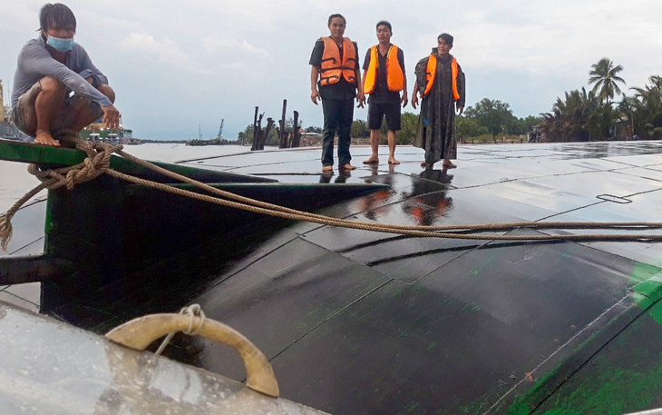 Dông gió lớn lật úp sà lan trên sông Đồng Nai, cứu kịp hai thuyền viên