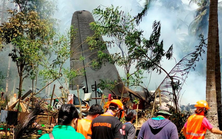Rơi máy bay quân sự Philippines: nhiều binh lính nhảy khỏi máy bay