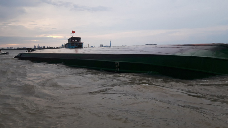Dông gió lớn lật úp sà lan trên sông Đồng Nai, cứu kịp hai thuyền viên - Ảnh 2.
