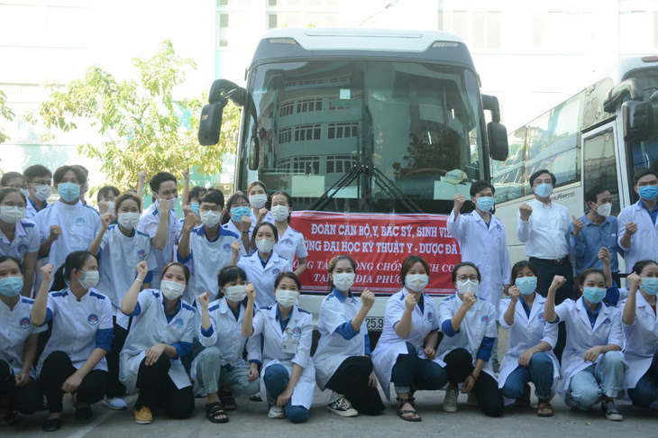 155 bác sĩ, nhân viên y tế, sinh viên Đà Nẵng chi viện cho Phú Yên và TP.HCM - Ảnh 1.