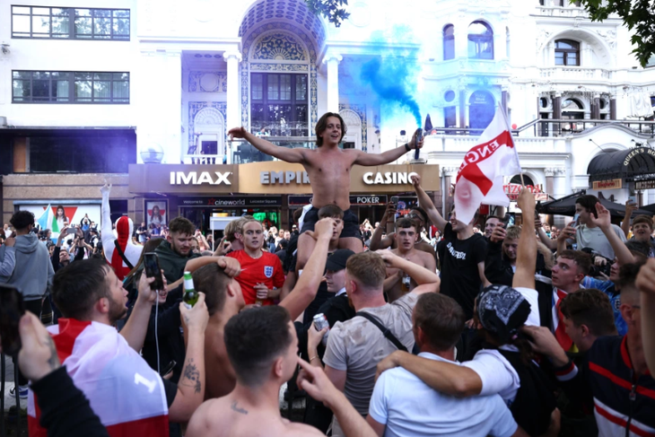 Hàng triệu người Anh tiệc tùng suốt đêm mừng chiến tích lịch sử ở Euro - Ảnh 4.