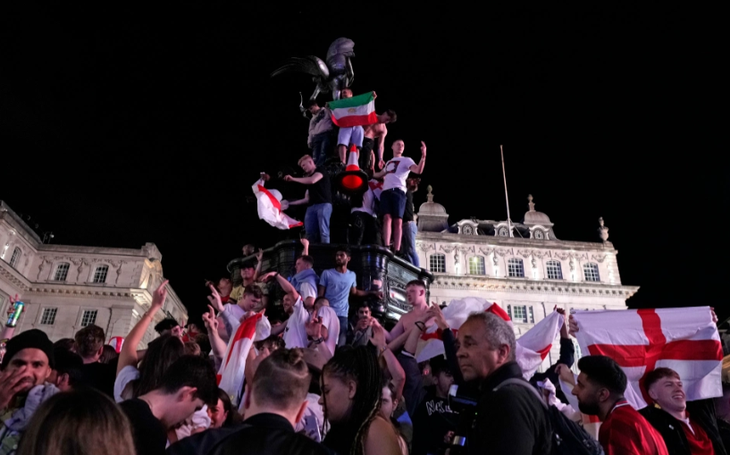 Hàng triệu người Anh tiệc tùng suốt đêm mừng chiến tích lịch sử ở Euro - Ảnh 7.