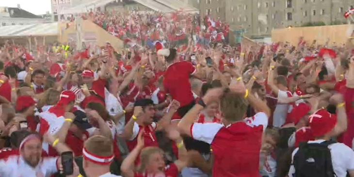 Video: Người hâm mộ Đan Mạch tưng bừng đón chào những người hùng trở về - Ảnh 4.