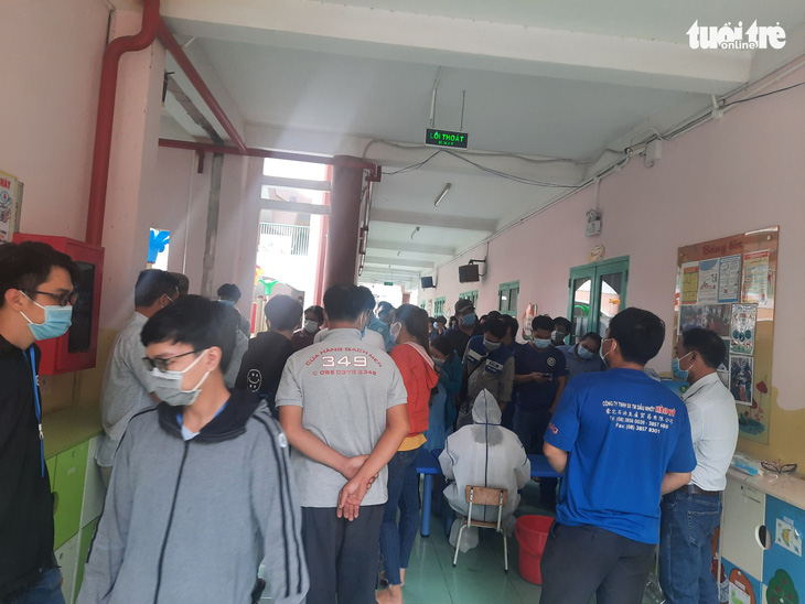 Người dân Sài Gòn đổ xô xét nghiệm COVID-19, nhiều bệnh viện quá tải - Ảnh 5.