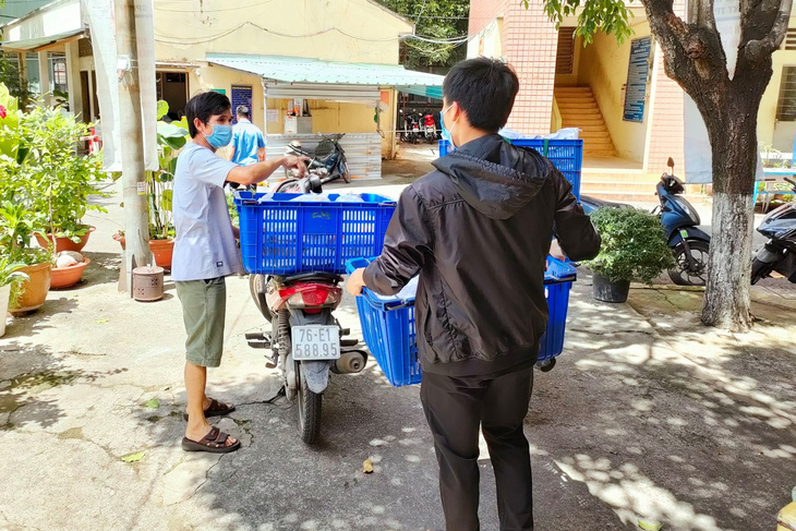 Góc sẻ chia ở UTE: Sinh viên thiếu thốn, ghé đến là nhận mì tôm, bánh gạo vô điều kiện - Ảnh 3.