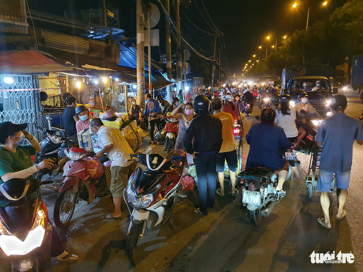 Hàng ngàn xe tải, ba gác... đổ về chợ đầu mối Thủ Đức trước giờ G - Ảnh 1.