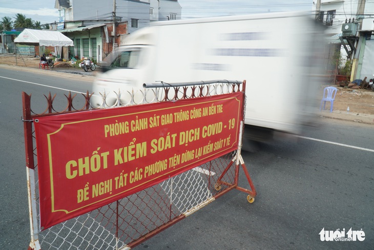 Dân ùn ùn xét nghiệm COVID-19 để có giấy thông hành ra vào Bến Tre - Ảnh 3.