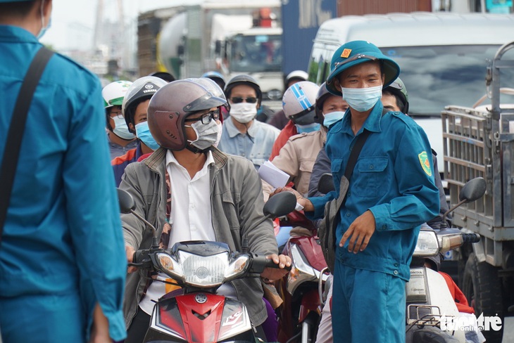 Dân ùn ùn xét nghiệm COVID-19 để có giấy thông hành ra vào Bến Tre - Ảnh 5.