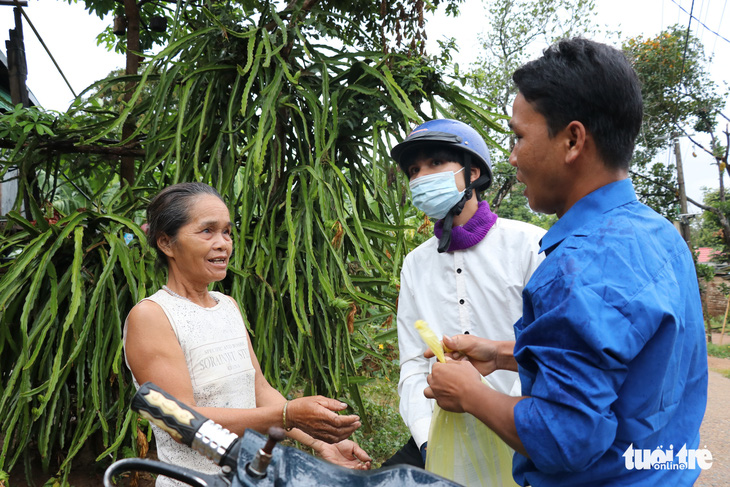 Thí sinh 2 năm sống thực vật đi thi bằng đôi chân của anh bí thư Đoàn xã - Ảnh 4.