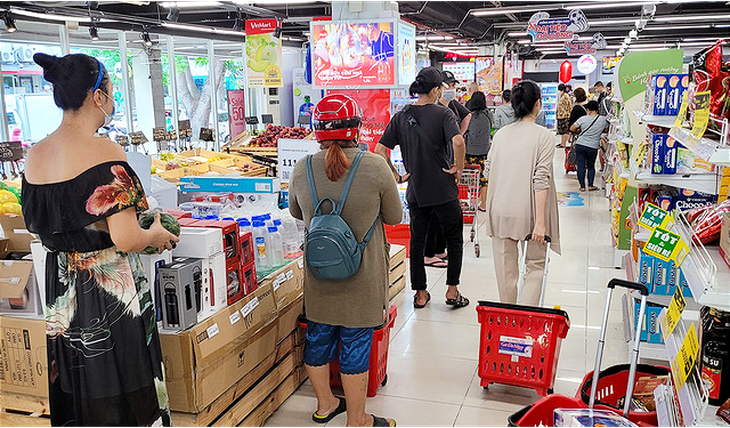 Khách đổ về siêu thị mua hàng, TP.HCM khẳng định tăng mức phục vụ - Ảnh 1.