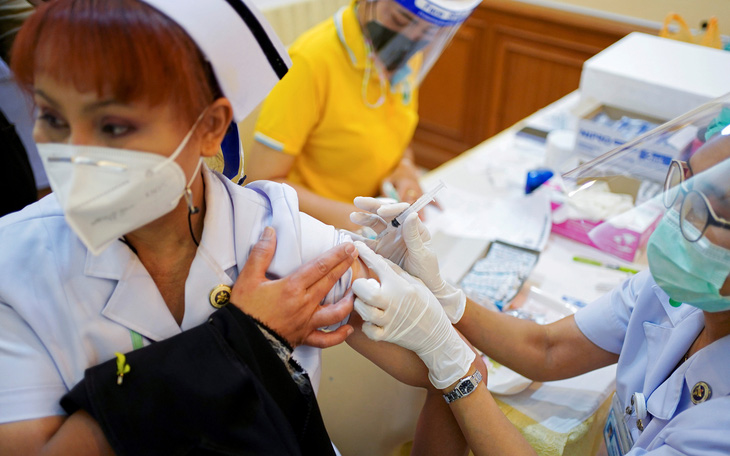 Thái Lan đàm phán mua vắc xin Pfizer và Moderna, vất vả chống vượt biên
