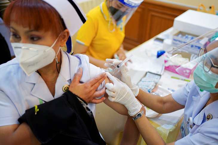 Thái Lan đàm phán mua vắc xin Pfizer và Moderna, vất vả chống vượt biên - Ảnh 1.