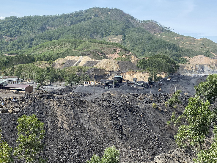 Cháy bãi thải hôi thối, dân nơm nớp sống cạnh mỏ than Nông Sơn - Ảnh 3.
