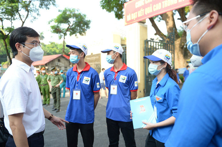 Chiến sĩ tình nguyện: Vừa tiếp sức mùa thi, vừa đảm bảo phòng chống dịch - Ảnh 1.