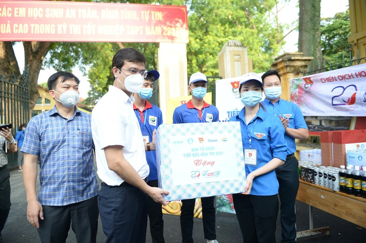 Chiến sĩ tình nguyện: Vừa tiếp sức mùa thi, vừa đảm bảo phòng chống dịch - Ảnh 2.