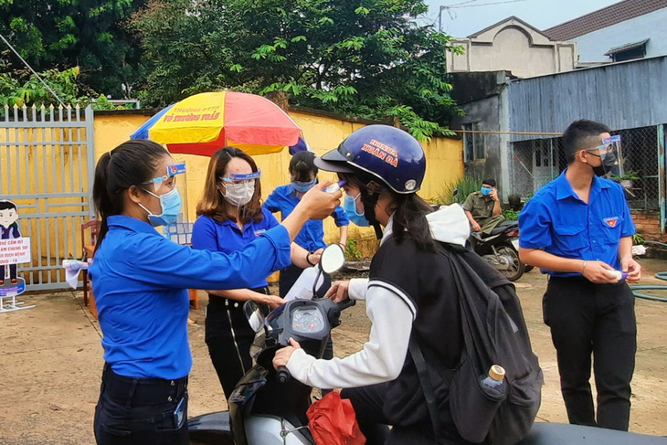 Thí sinh đang ngủ, tình nguyện viên tới nhà dựng dậy chở đi thi tốt nghiệp - Ảnh 2.