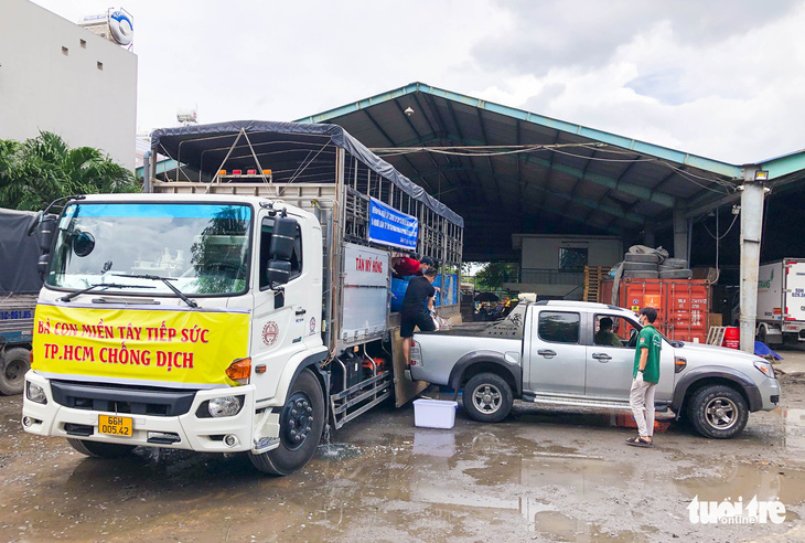 ‘Ăn cá ba sa, Sài Gòn mau hết dịch nha!’ - Ảnh 1.