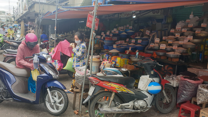 Ngày đầu TP.HCM áp dụng chỉ thị 16: hết cảnh tranh nhau mua hàng, thịt, cá, trứng... đầy quầy kệ - Ảnh 11.