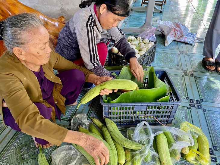 Bà con Quảng Trị, Quảng Bình gom bầu bí, gạo muối gửi Sài Gòn, người Sài Gòn cay khóe mắt - Ảnh 1.