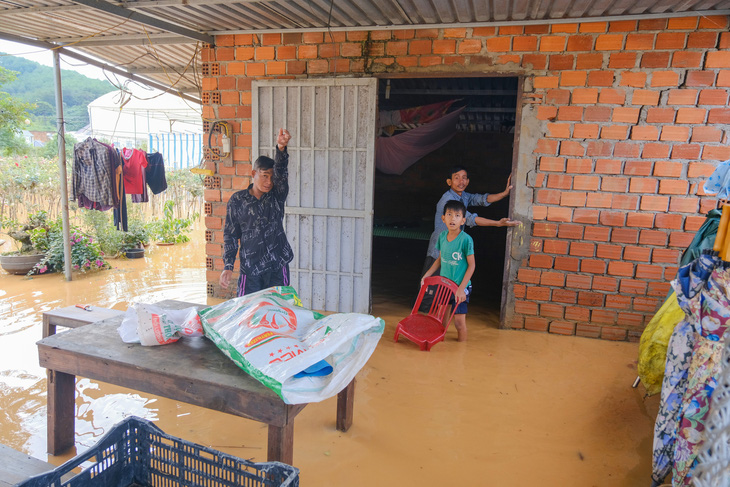 Nước lũ dâng trên sông Cam Ly, vườn nhà dân Lâm Đồng bị ngập