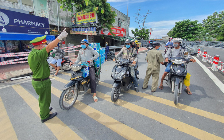 Ở quận 12 xin qua Gò Vấp cho chó ăn, CSGT yêu cầu quay đầu