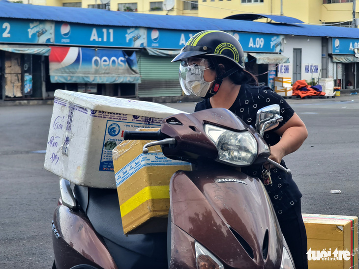 Ngày đầu giãn cách, hàng quê tươi sống, chả bò, rau củ... từ khắp nơi ‘tiếp tế’ cho Sài Gòn - Ảnh 3.