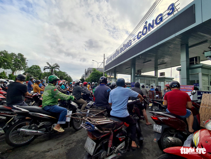 Ngày đầu giãn cách, hàng quê tươi sống, chả bò, rau củ... từ khắp nơi ‘tiếp tế’ cho Sài Gòn - Ảnh 1.